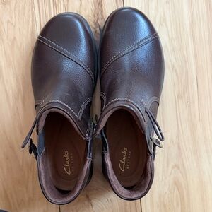 NWOT Clarks Women’s Dark Brown Leather Chukka Boots